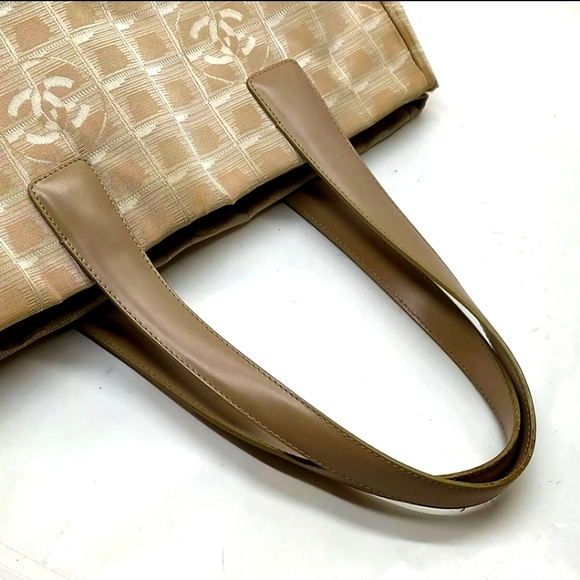 Chanel Beautiful Light Beige ✨️ Travel Line Tote (EUC)(8952952) - Picture 3 of 8